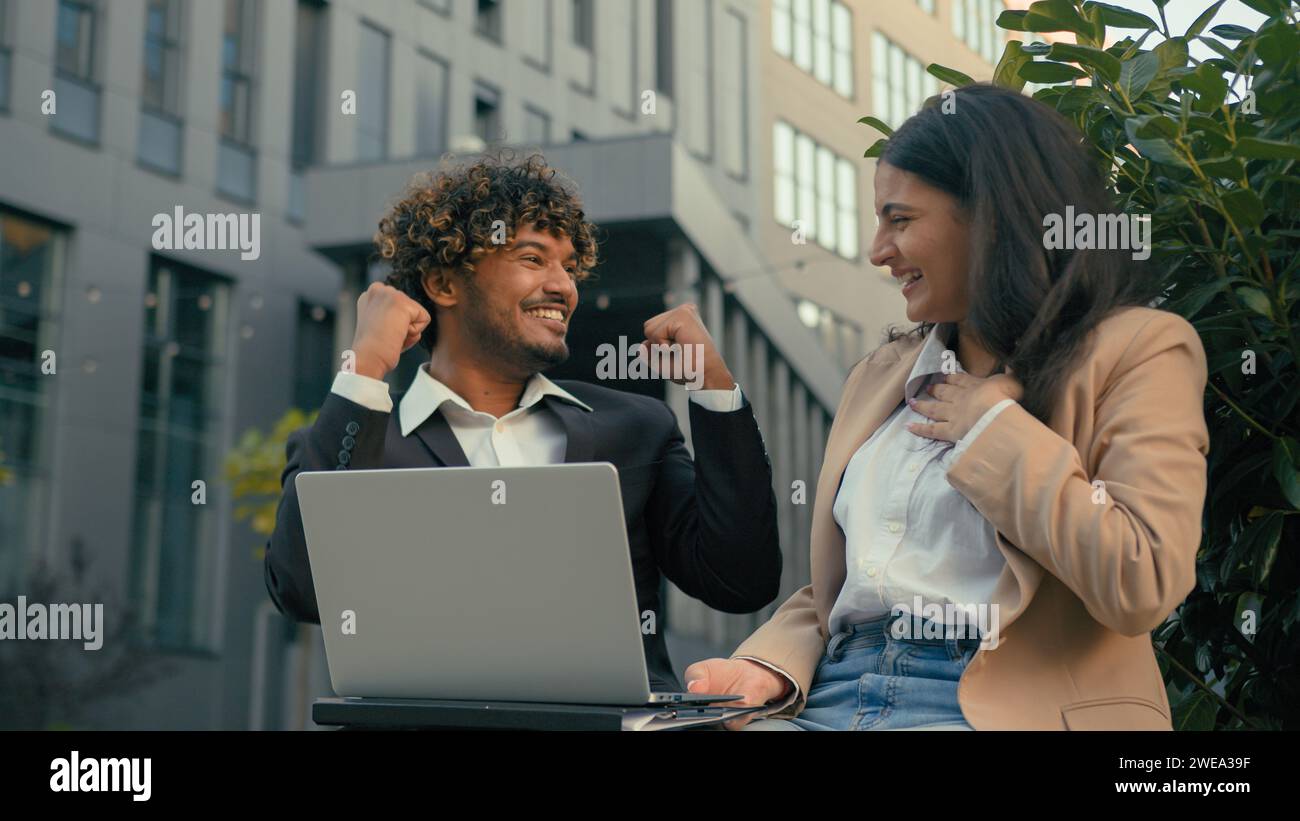 Entusiasta felice di festeggiare il vincitore dell'imprenditore indiano, la donna d'affari araba regala cinque gesti in città, colleghi e colleghi Foto Stock