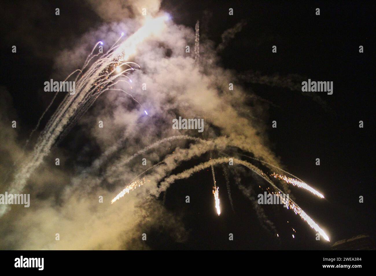 Spettacolo di fuochi d'artificio durante il festival di notte, Ground Perspective Foto Stock