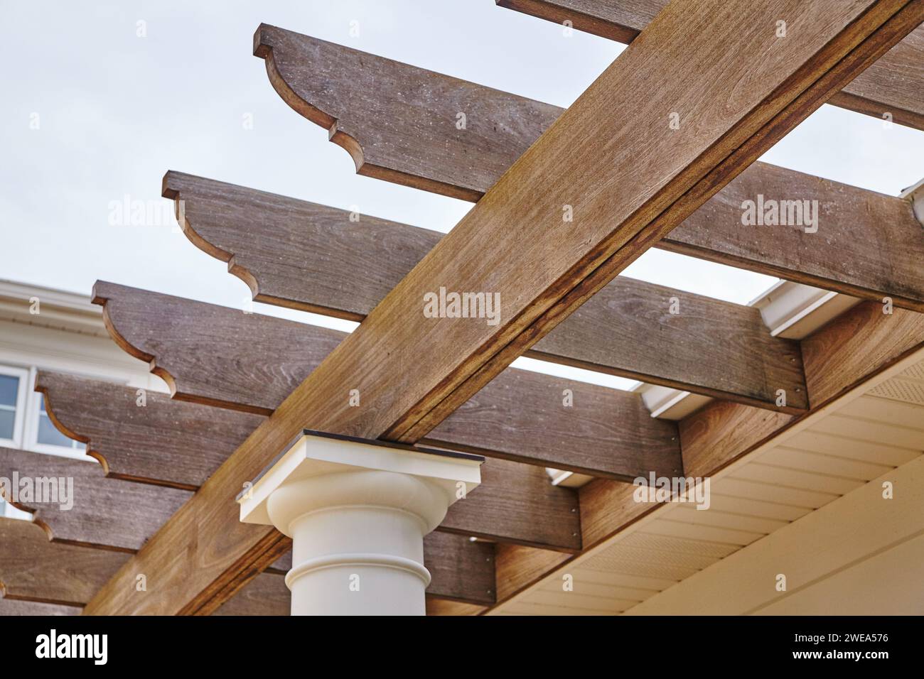Elegante Pergola in legno con classica colonna bianca Foto Stock