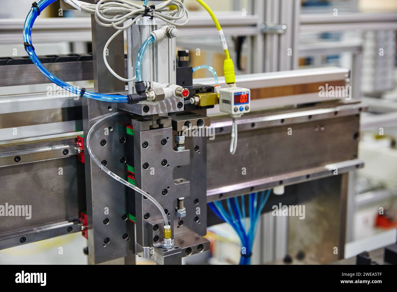Primo piano sui macchinari industriali di precisione con i componenti pneumatici Foto Stock