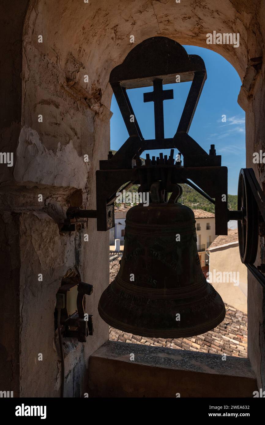 Campana di bronzo su una torre di un'antica chiesa, la chiesa del villaggio di Almudaina, Alicante, Costa Blanca - foto ufficiale Foto Stock