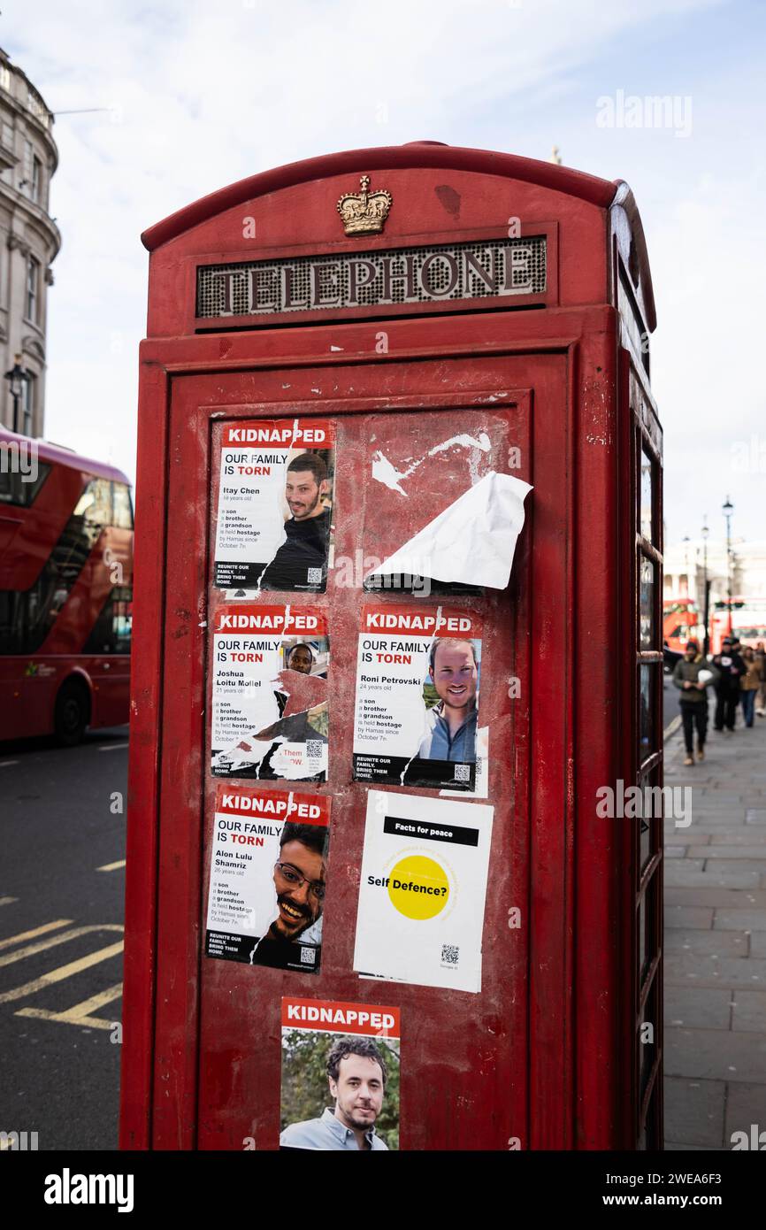 Poster degli ostaggi israeliani in superficie sul chiosco telefonico Whitehall credito: Sinai Noor/Alamy Live News Foto Stock