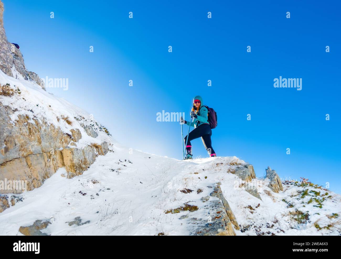 Campo felice, Italia - la suggestiva vetta dell'altopiano abruzzese, la catena montuosa del Monte Rotondo, durante l'inverno con neve e alpinisti Foto Stock
