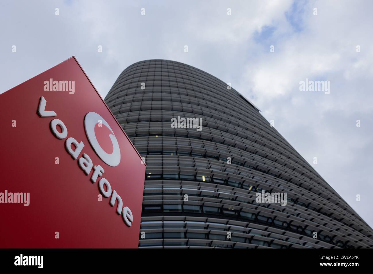 Duesseldorf, Germania. 24 gennaio 2024. Vista della sede centrale del provider di telefonia mobile Vodafone, il campus Vodafone. Crediti: Rolf Vennenbernd/dpa/Alamy Live News Foto Stock