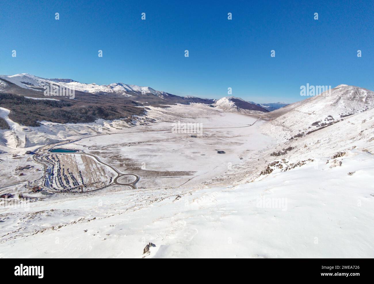 Campo felice, Italia - la suggestiva vetta dell'altopiano abruzzese, la catena montuosa del Monte Rotondo, durante l'inverno con neve e alpinisti Foto Stock
