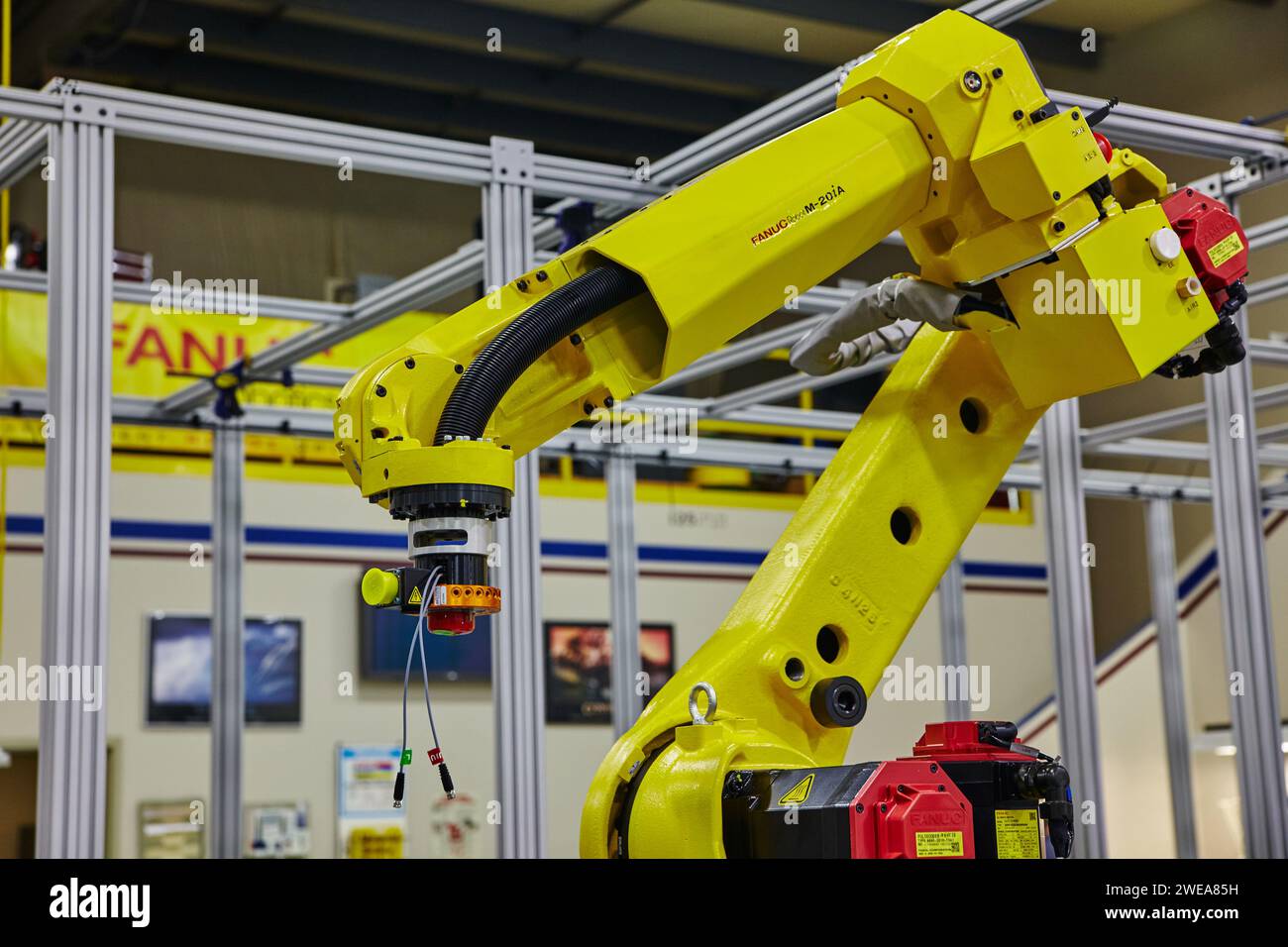 Braccio del robot industriale moderno in fabbrica - Vista a livello degli occhi Foto Stock