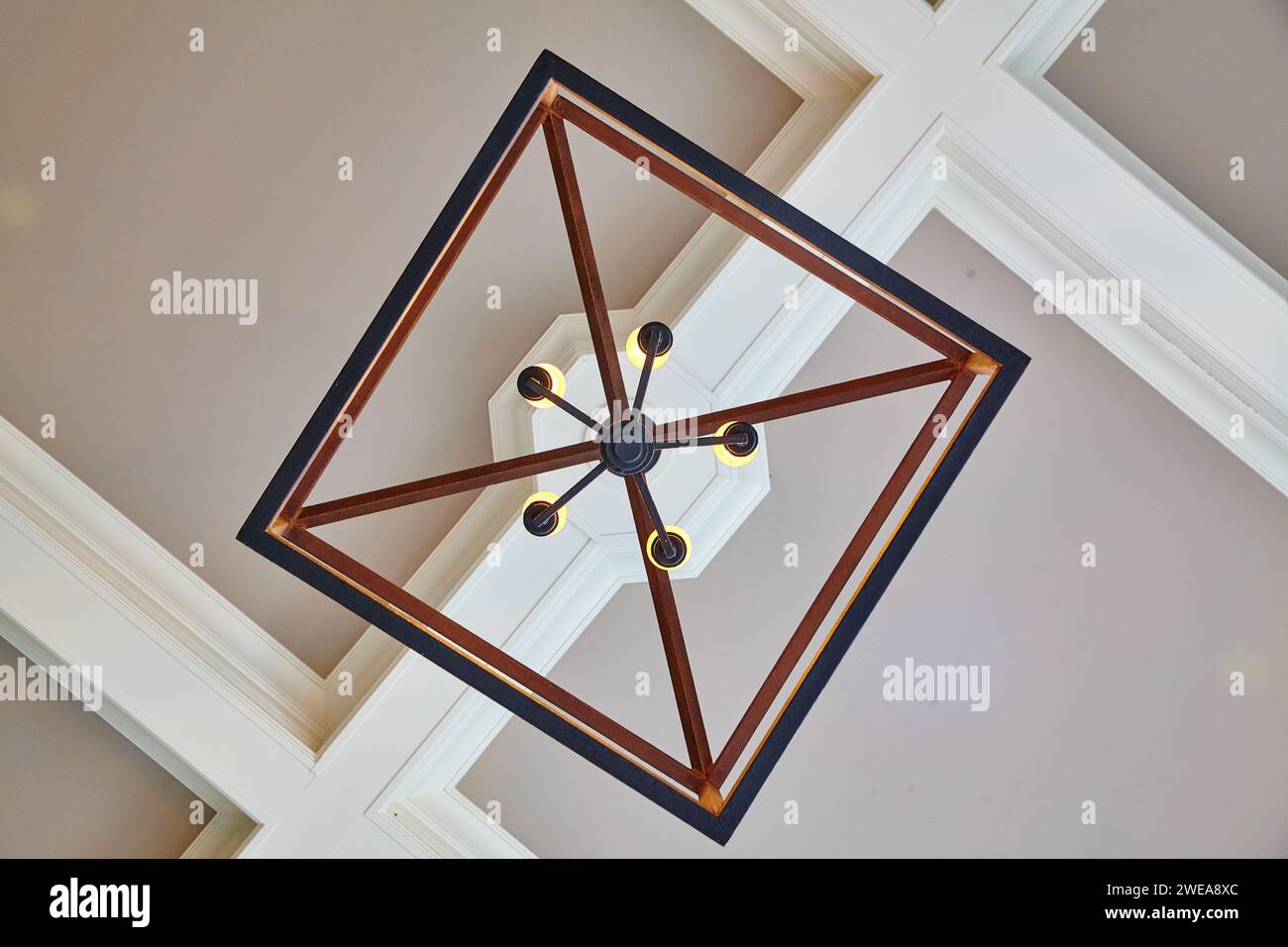 Lampadario geometrico moderno con accenti in legno, vista ad angolo ridotto Foto Stock