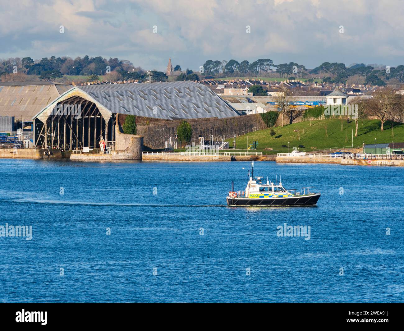 Unità Marina del Ministero della difesa di Devonport 15 metri di polizia lancia la spada di pattuglia di fronte al cantiere navale Foto Stock