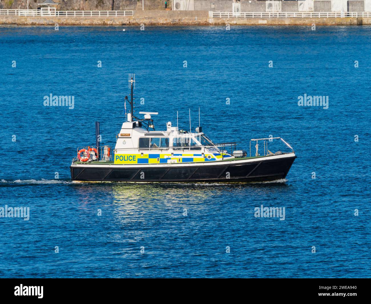 Unità Marina del Ministero della difesa di Devonport 15 metri di polizia lancia la spada di pattuglia nell'estuario di Hamoaze del Tamar Foto Stock