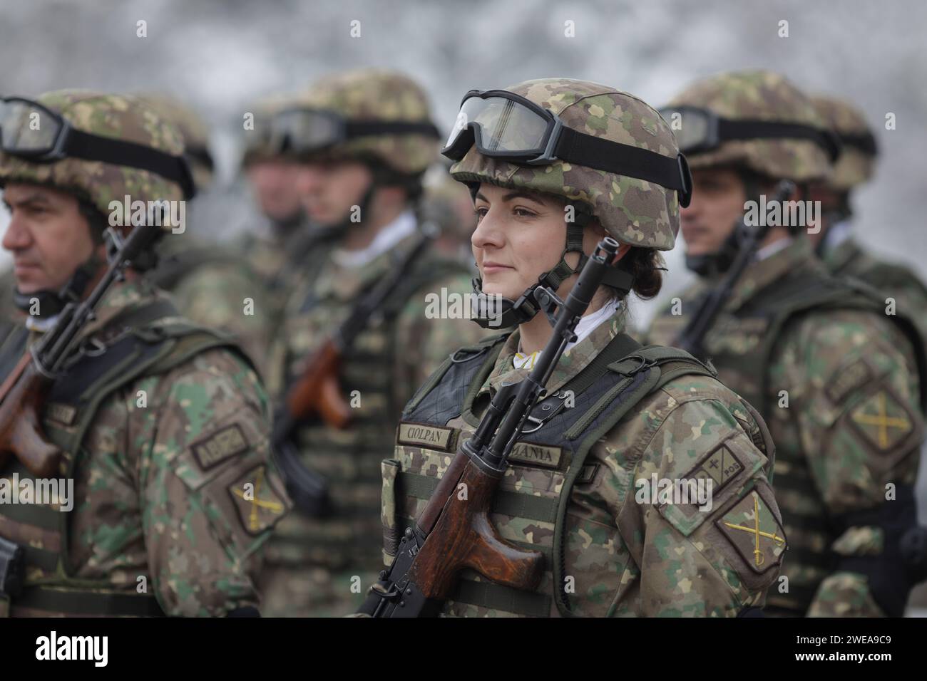 Bucarest, Romania - 24 gennaio 2024: Soldato dell'esercito rumeno durante una cerimonia militare presso il Monumento del Milite Ignoto. Foto Stock