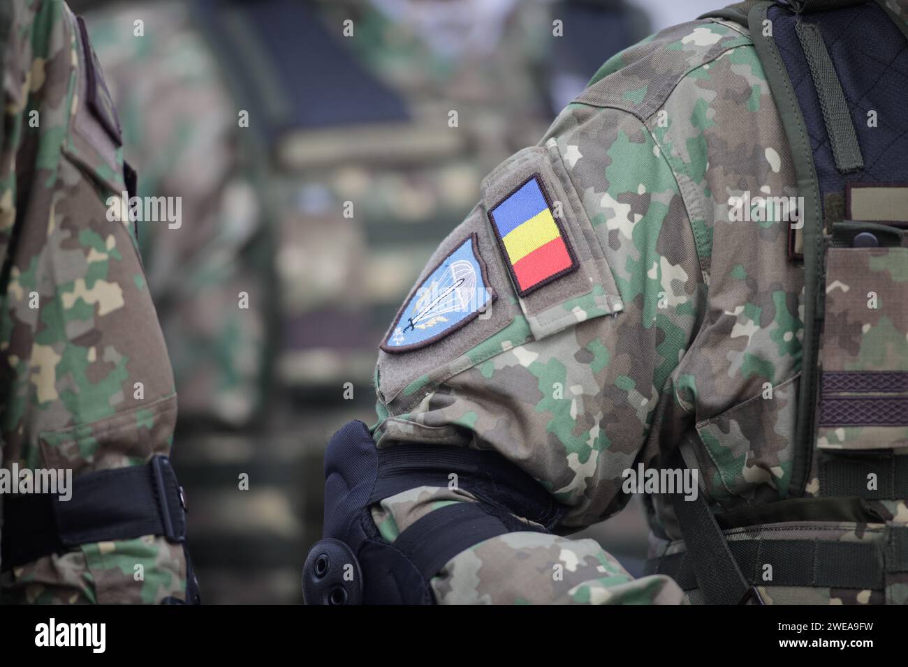 Bucarest, Romania - 24 gennaio 2024: Dettagli con una fascia da paracadutisti dell'esercito rumeno sull'uniforme di un soldato. Foto Stock