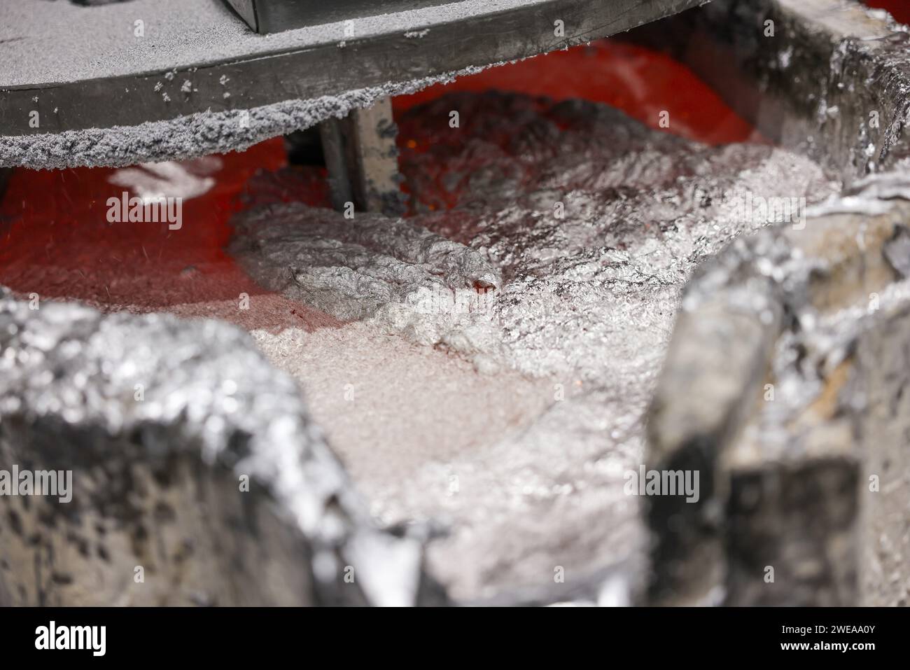 Annaberg Buchholz, Germania. 24 gennaio 2024. L'alluminio fuso brilla alla Handtmann Leichtmetallgießerei Annaberg GmbH. 328 dipendenti producono ben 60.000 tonnellate di parti in fusione speciali, principalmente per l'industria automobilistica, presso lo stabilimento di ore Mountains. Fondata nel 1926 come fonderia DKW, le parti di ricambio per le motociclette MZ sono state prodotte qui durante l'era della DDR. Dopo la riunificazione, la società è stata rilevata dal gruppo Handtmann di società di Biberach e ulteriormente ampliata. Crediti: Jan Woitas/dpa/Alamy Live News Foto Stock Annaberg Buchholz, Germania. 24 gennaio 2024. L'alluminio fuso brilla alla Handtmann Leichtmetallgießerei Annaberg GmbH. 328 dipendenti producono ben 60.000 tonnellate di parti in fusione speciali, principalmente per l'industria automobilistica, presso lo stabilimento di ore Mountains. Fondata nel 1926 come fonderia DKW, le parti di ricambio per le motociclette MZ sono state prodotte qui durante l'era della DDR. Dopo la riunificazione, la società è stata rilevata dal gruppo Handtmann di società di Biberach e ulteriormente ampliata. Crediti: Jan Woitas/dpa/Alamy Live News Foto Stock