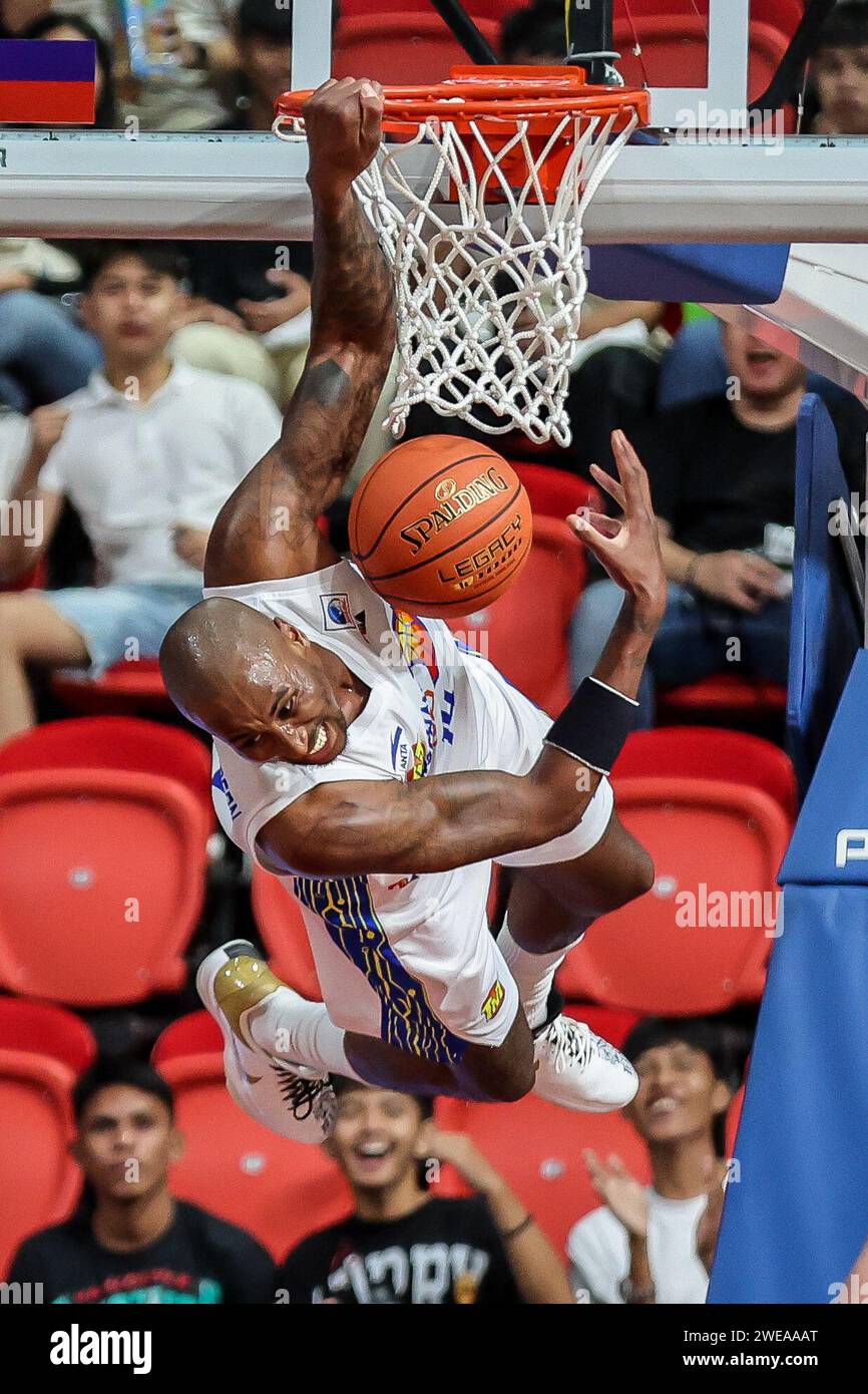 Manila, Filippine. 24 gennaio 2024. Rondae Hollis-Jefferson della TNT Tropang Giga filippina dunks durante la partita tra il TNT Tropang Giga filippino e l'Anyang Jung Kwan Jang Red Boosters sudcoreani nella stagione 2023-2024 della East Asia Super League a Manila, Filippine, 24 gennaio 2024. Crediti: Rouelle Umali/Xinhua/Alamy Live News Foto Stock