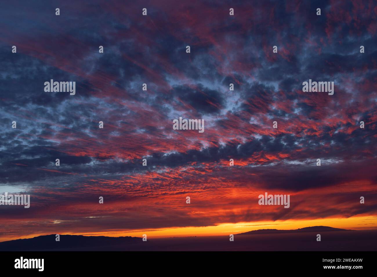 tramonto spettacolare con nuvole rosse e arancioni mentre pennellate nel cielo. spettacolo della natura. il cielo in fiamme Foto Stock