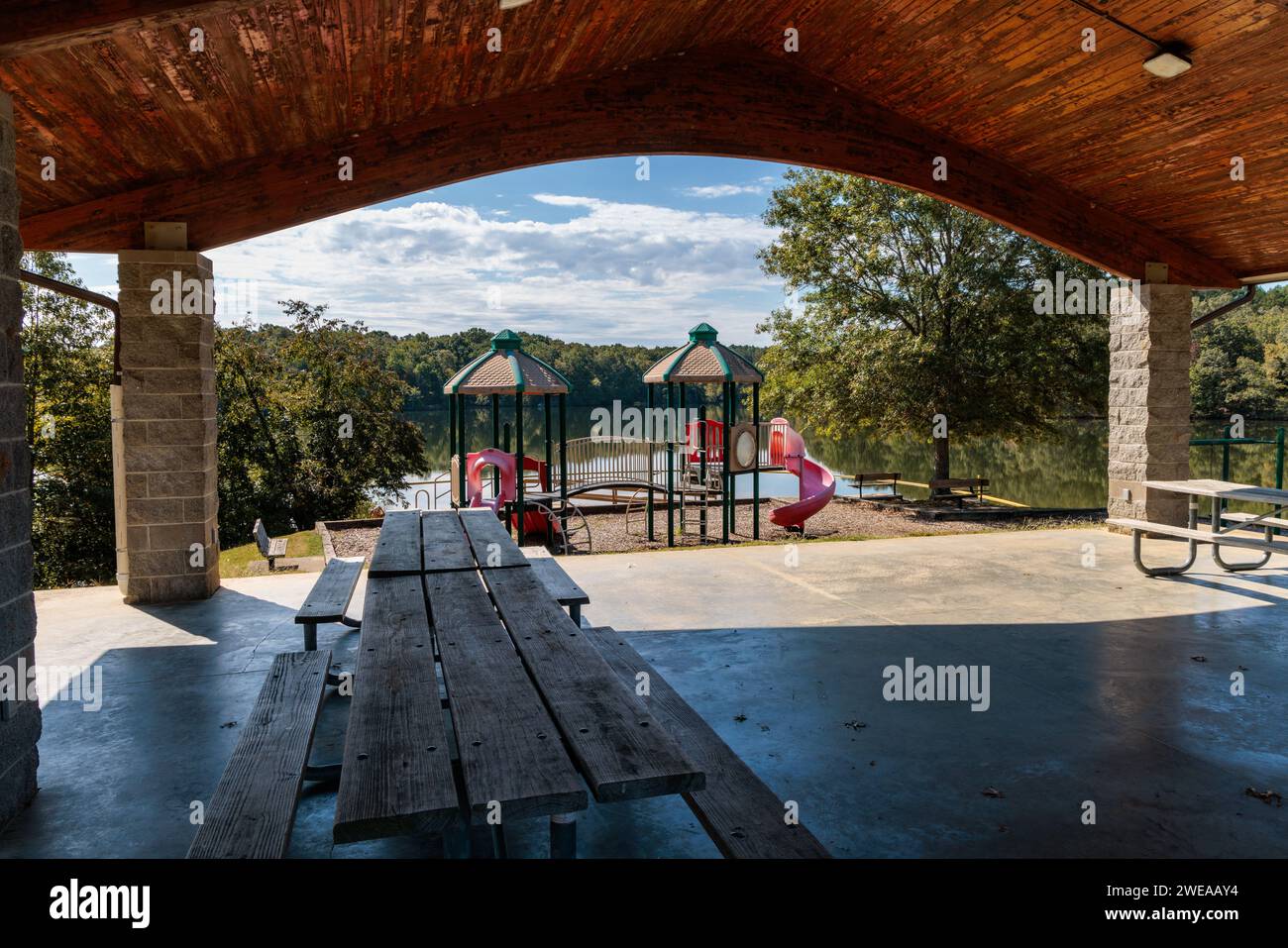 Padiglione, parco giochi e area nuoto nel campeggio pin Oak presso il Natchez Trace State Park vicino a Wildersville, Tennessee Foto Stock