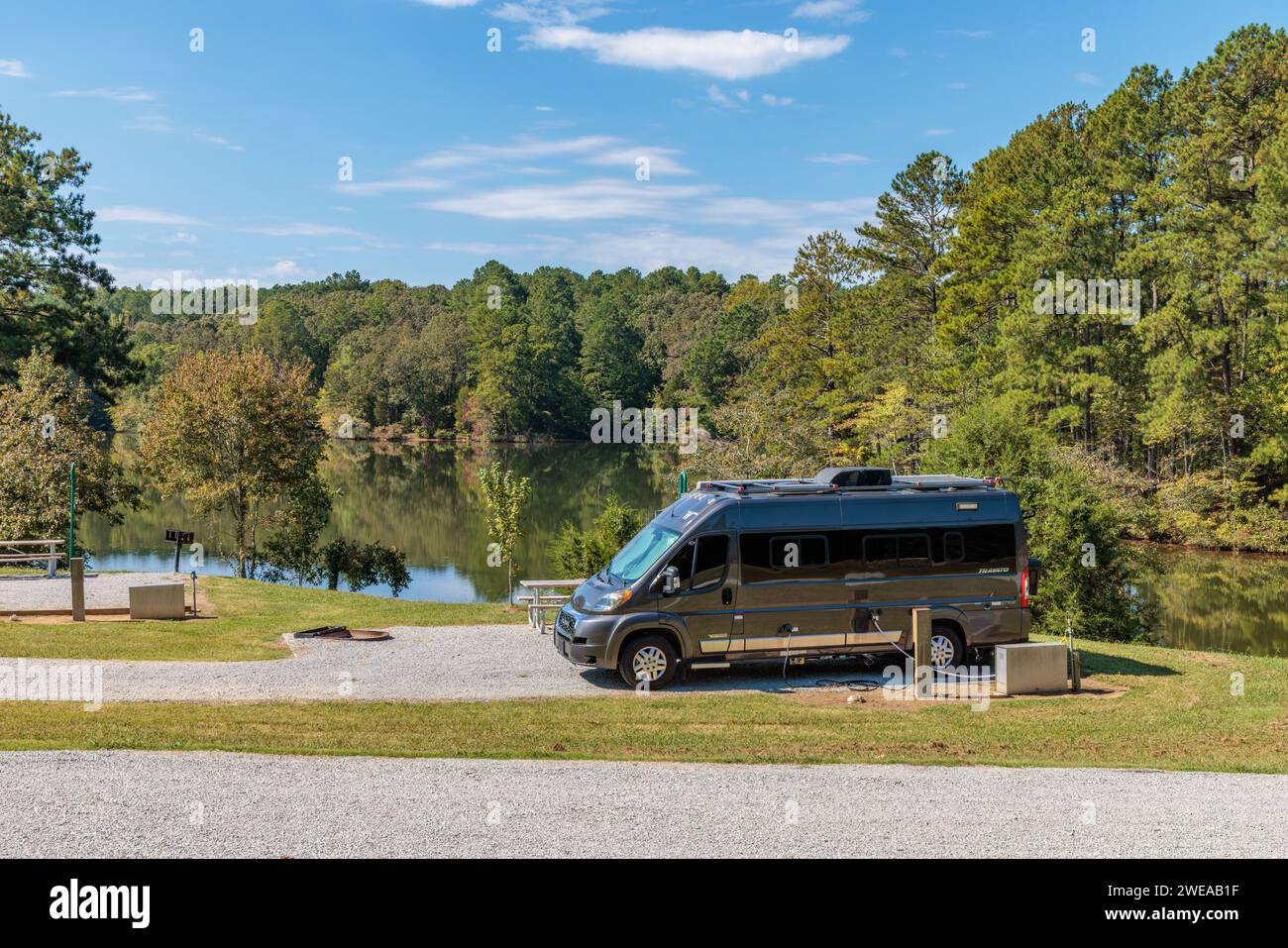 Camper Winnebago su telaio Dodge RAM al pin Oak Campground nel Natchez Trace State Park vicino a Wildersville, Tennessee Foto Stock