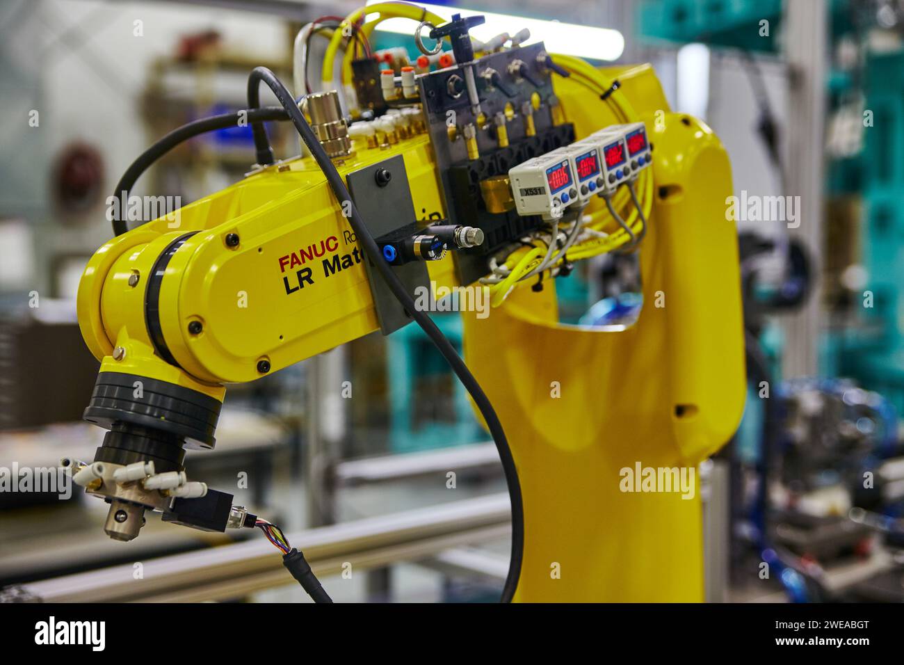 Primo piano del braccio del robot industriale nelle impostazioni di fabbrica Foto Stock