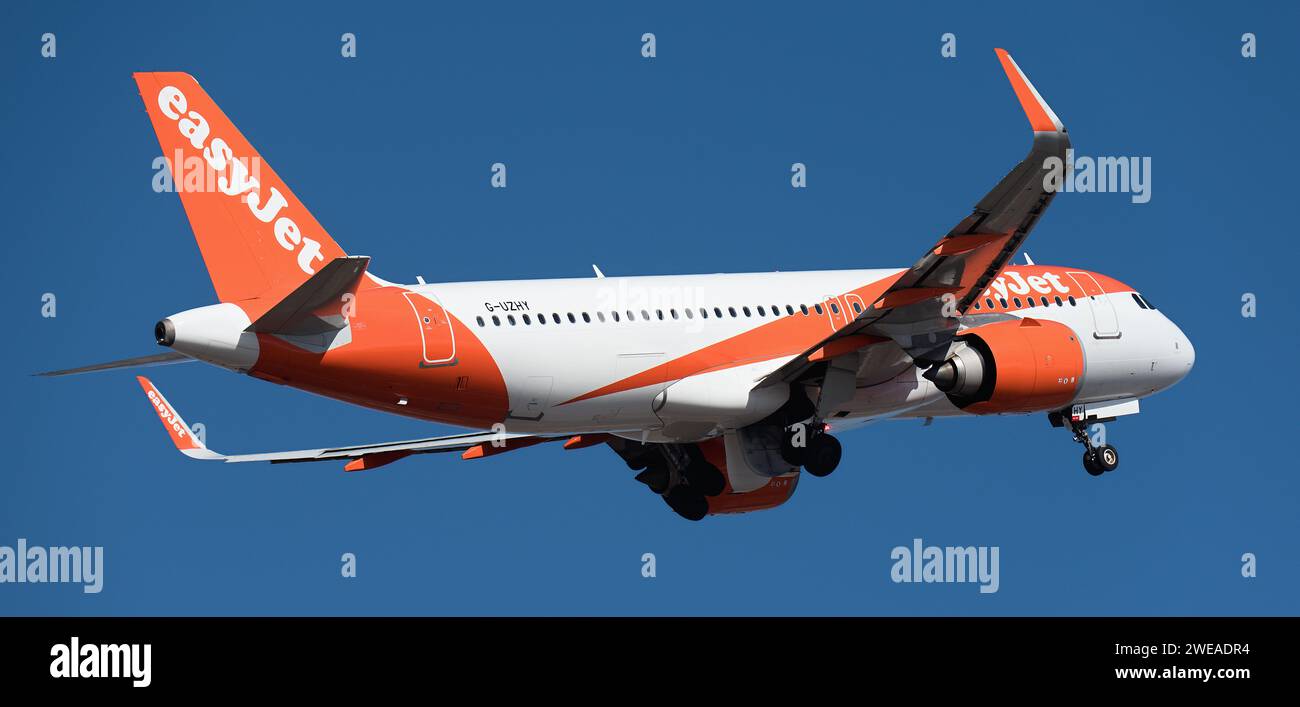 Tenerife, Spagna 21 gennaio 2024. Airbus A320-251N. EasyJet Airlines vola nel cielo blu Foto Stock