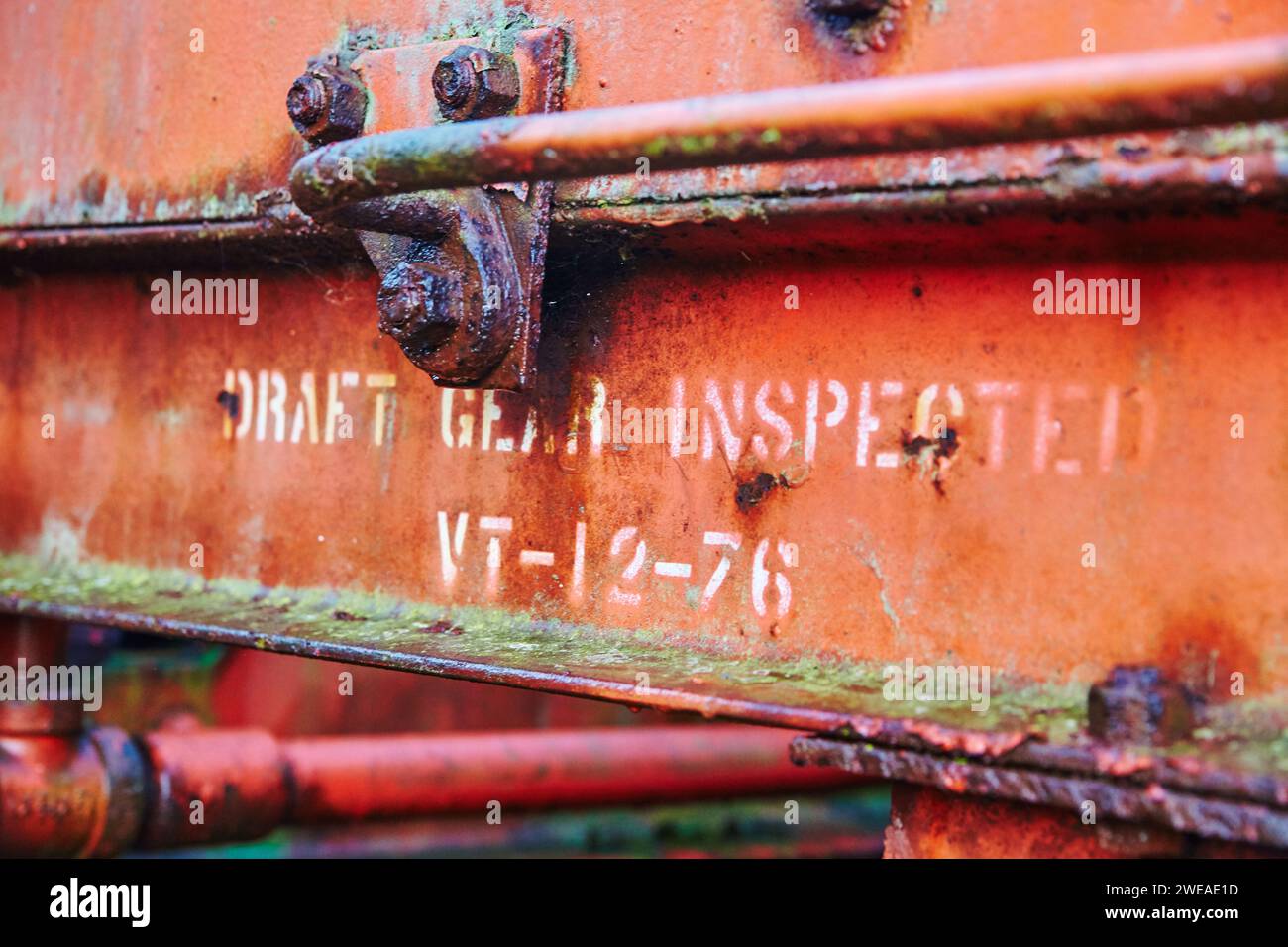 Ravvicinato Rusty Draft Gear con data di ispezione stencil, cantiere ferroviario abbandonato Foto Stock