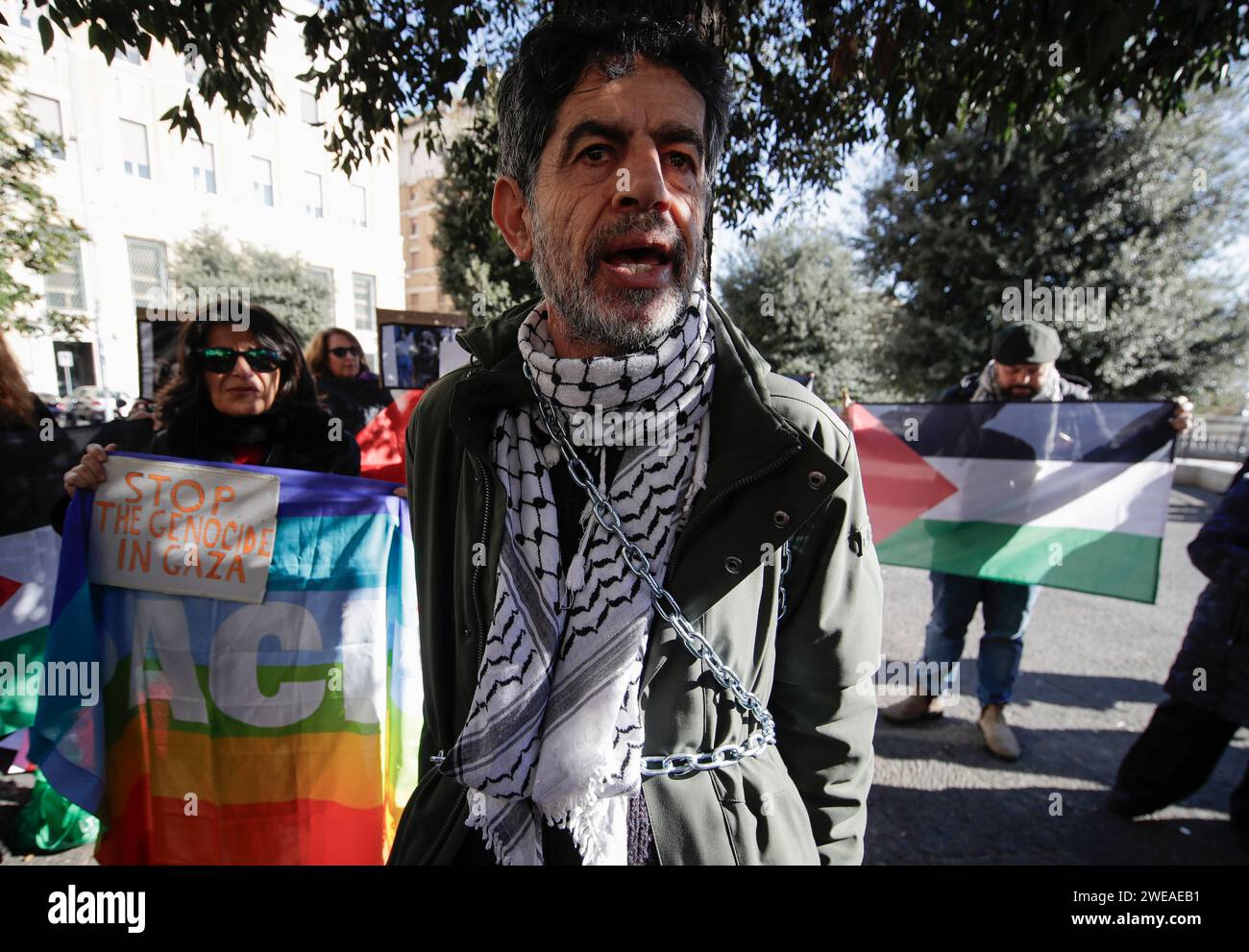 Napoli, Italia. 24 gennaio 2024. Napoli, l'ex rappresentante dell'OLP Omar Solimano, da lungo tempo residente della città, protesta in Piazza Municipio, chiedendo un cessate il fuoco. Si incatenò ad un albero in Piazza Municipio, di fronte a Palazzo San Giacomo, per chiedere al sindaco Gaetano Manfredi e al consiglio comunale di promuovere un documento di condanna del massacro dei palestinesi avvenuto a Gaza da parte dell'esercito e dell'aeronautica militare israeliana. “Resterò qui – ha dichiarato – fino a quando non mi incontreranno o mi convoceranno per un appuntamento”. Credito: Agenzia fotografica indipendente/Alamy Live News Foto Stock