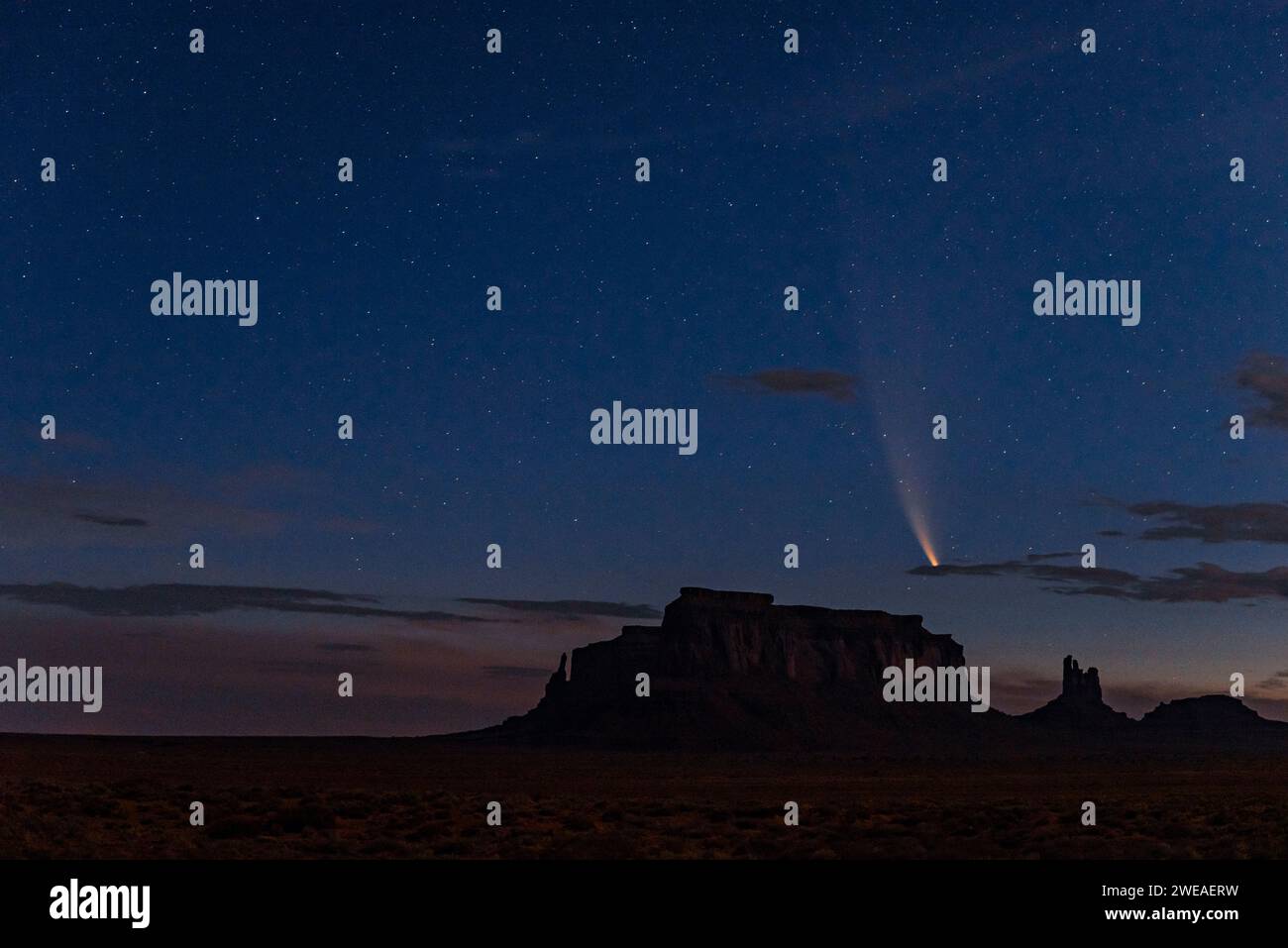 La cometa NEOWISE sfreccia sulla Monument Valley, Arizona Foto Stock
