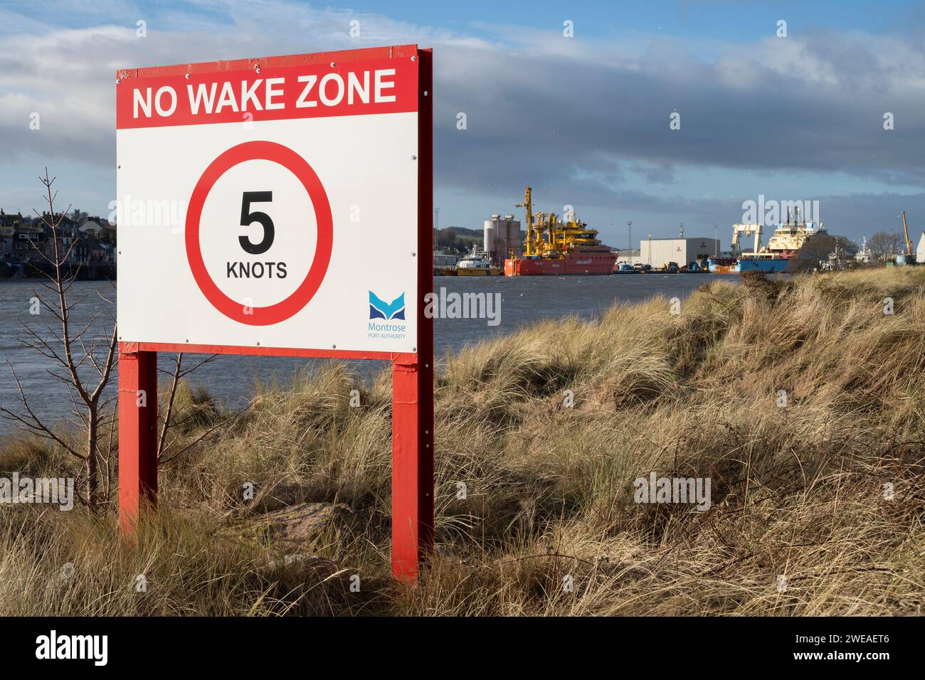 Segnale di avvertimento velocità in avvicinamento al porto di Montrose, Angus, Scozia, Regno Unito Foto Stock