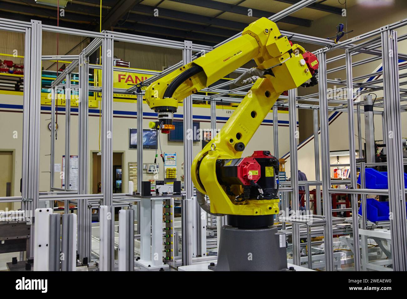 Yellow Robotic Arm in High-Tech Factory Setting (braccio robotico giallo in High-Tech) Foto Stock