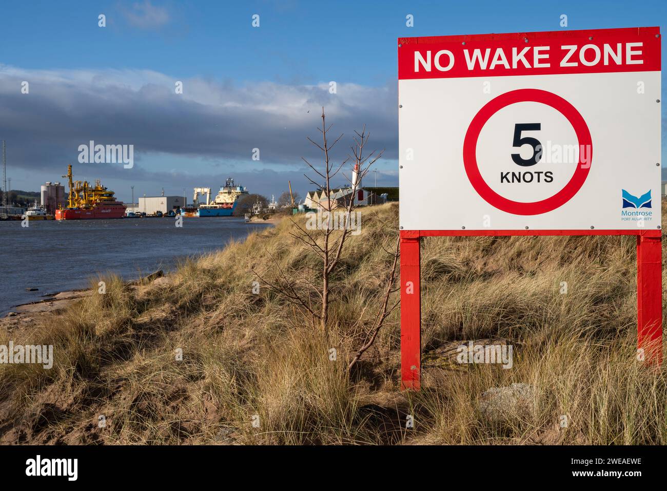 Segnale di avvertimento velocità in avvicinamento al porto di Montrose, Angus, Scozia, Regno Unito Foto Stock