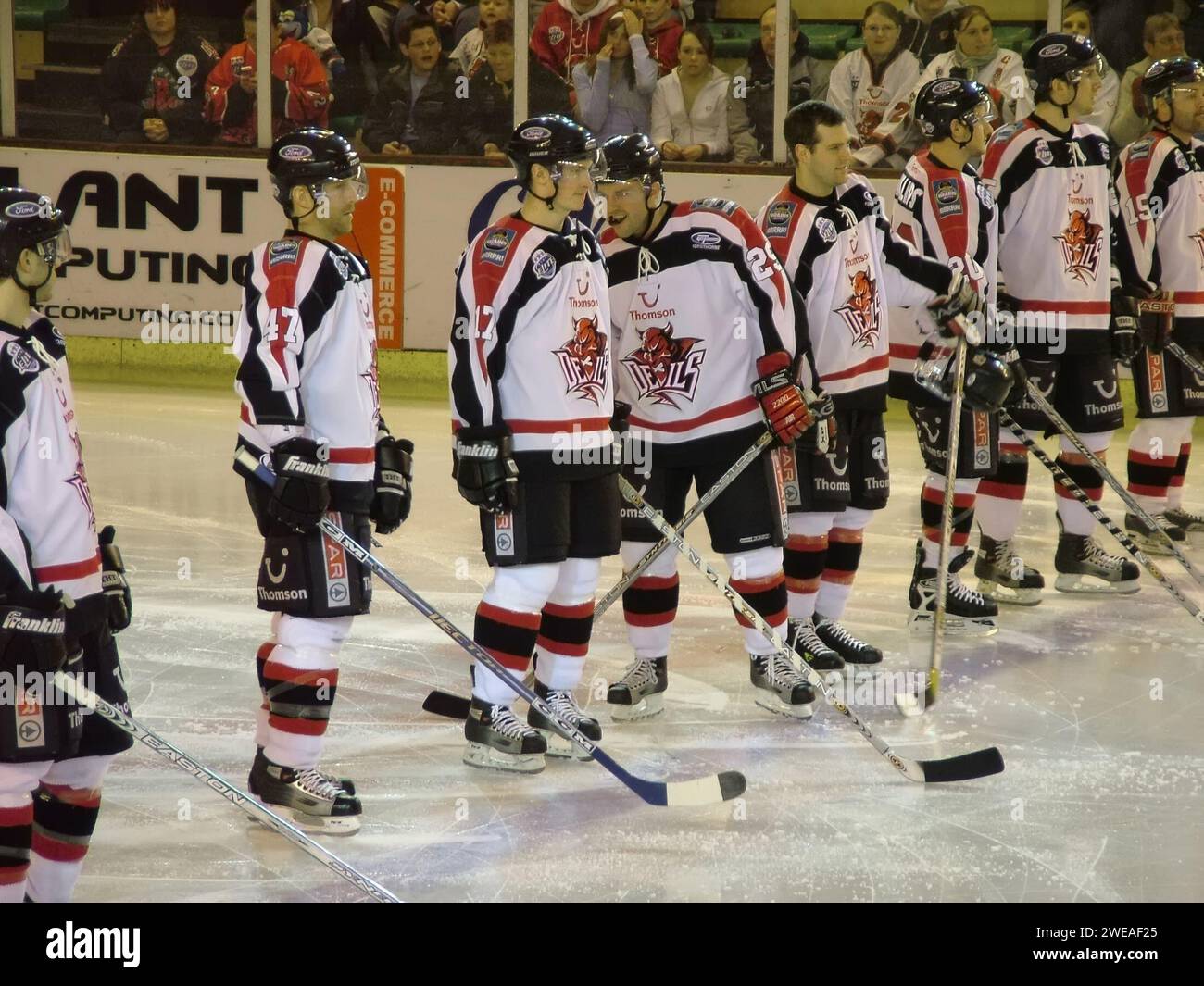 Giocatori della squadra di hockey su ghiaccio dei Cardiff Devils alla pista di pattinaggio nazionale del Galles a Cardiff Galles Regno Unito 18 marzo 2006 Foto Stock