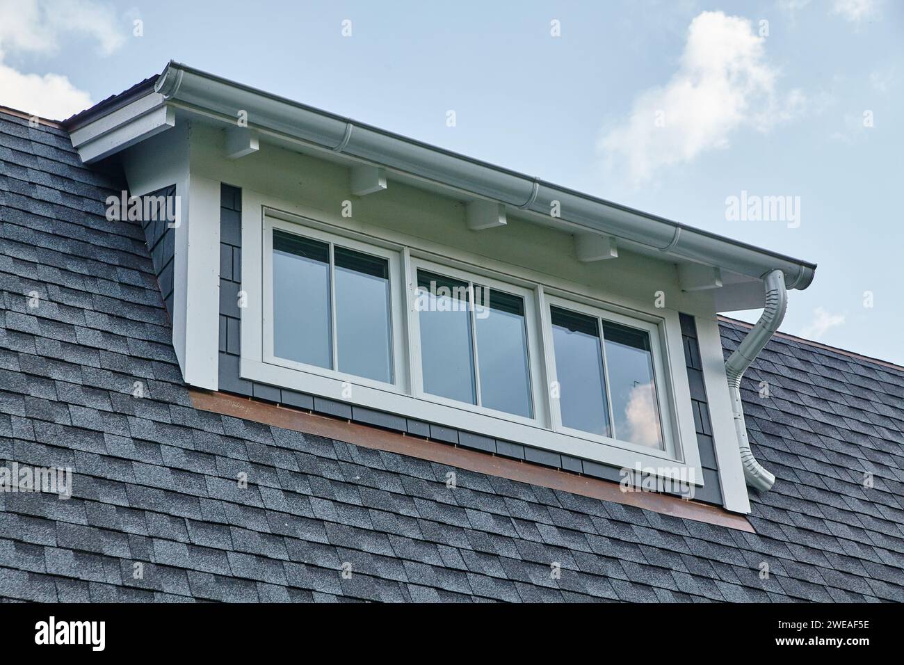 Finestra Dormer moderna con sistema Gutter sulla casa residenziale Foto Stock