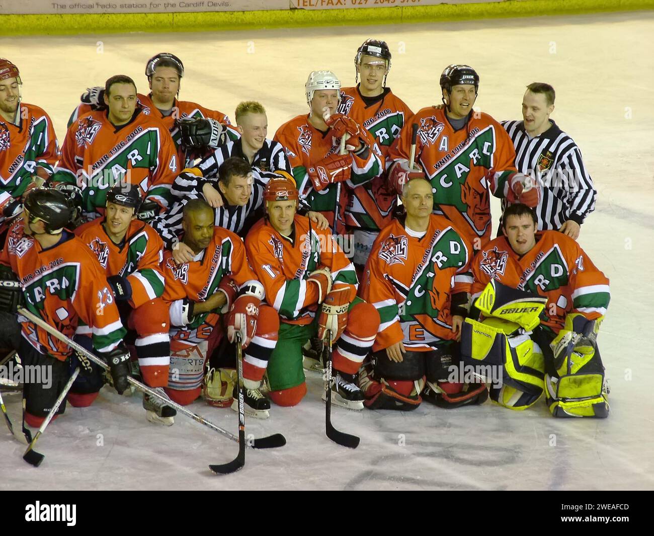 Cardiff Devils, squadra di hockey su ghiaccio, fine di un'era match presso la pista nazionale di pattinaggio su ghiaccio del Galles a Cardiff, Galles, 4 aprile 2006 Foto Stock