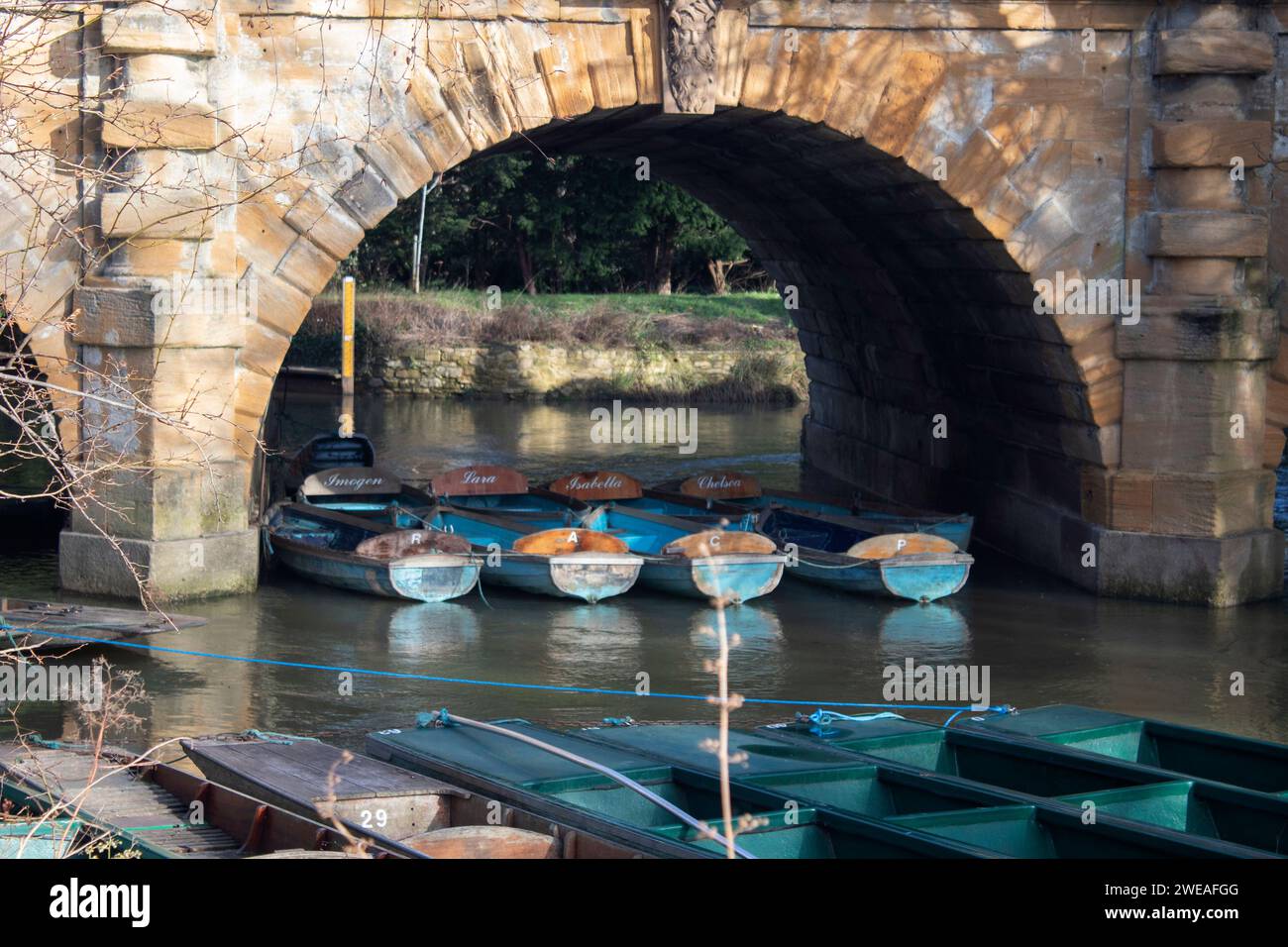 Barche per punzonare ormeggiate sotto un ponte sul fiume Cherwell a Oxford, Inghilterra, Regno Unito Foto Stock