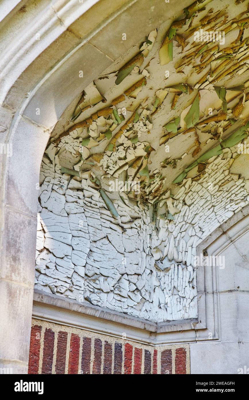 Peeling della texture dell'arco di vernice con dettaglio in mattoni in primo piano Foto Stock