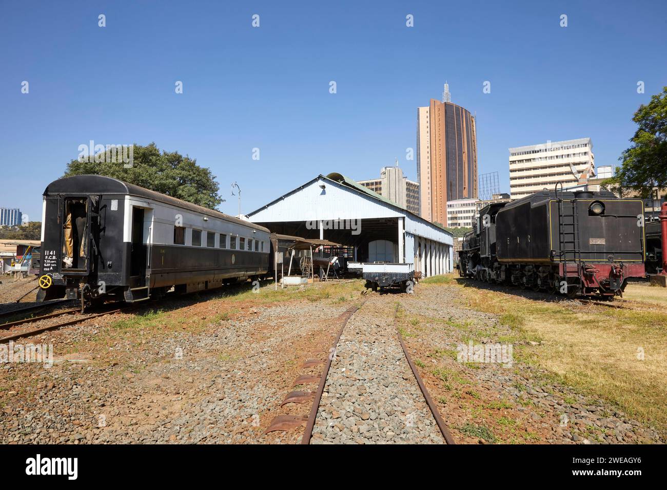 East African Railway, Bavuma Vulcan Foundry Locomotive, Nairobi Railway Museum, con Parliament Tower a Nairobi, Kenya, Africa Foto Stock