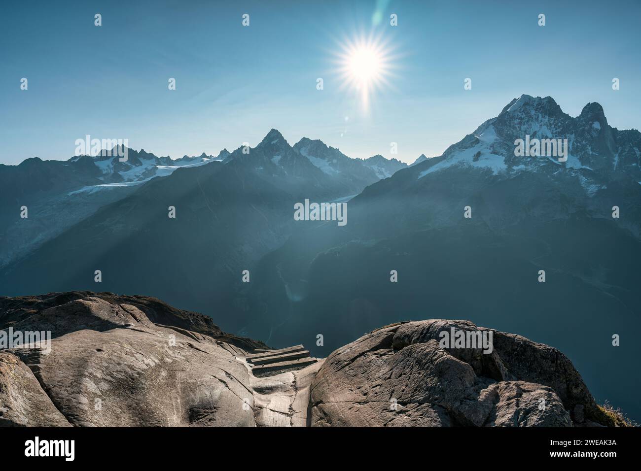 Paesaggio alpino francese del massiccio del Monte bianco e scale di legno salgono sulla roccia alla luce del giorno all'alta Savoia, Francia Foto Stock