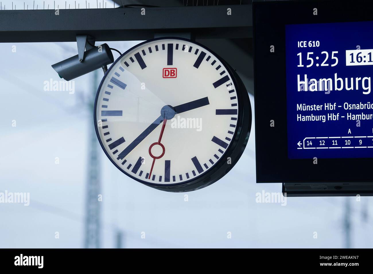 24.01.2024, Streik der Lokfuehrergewerkschaft GDL, Bahnhofsuhr der Deutschen Bahn auf dem Bahnsteig, foto: Dennis Ewert/RHR-foto Foto Stock