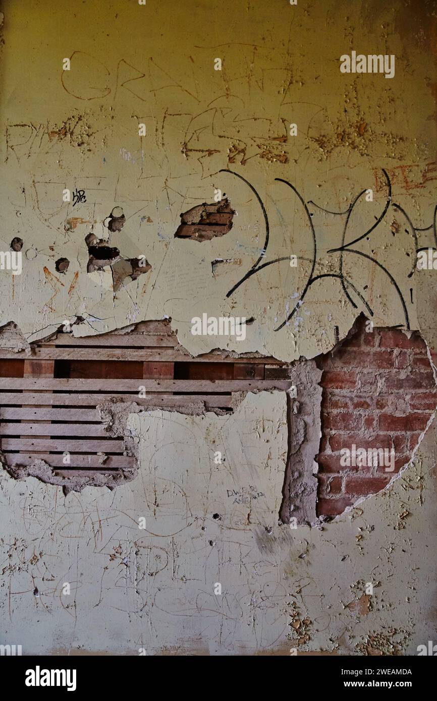 Urban Decay e Graffiti su Abandoned Wall texture primo piano Foto Stock