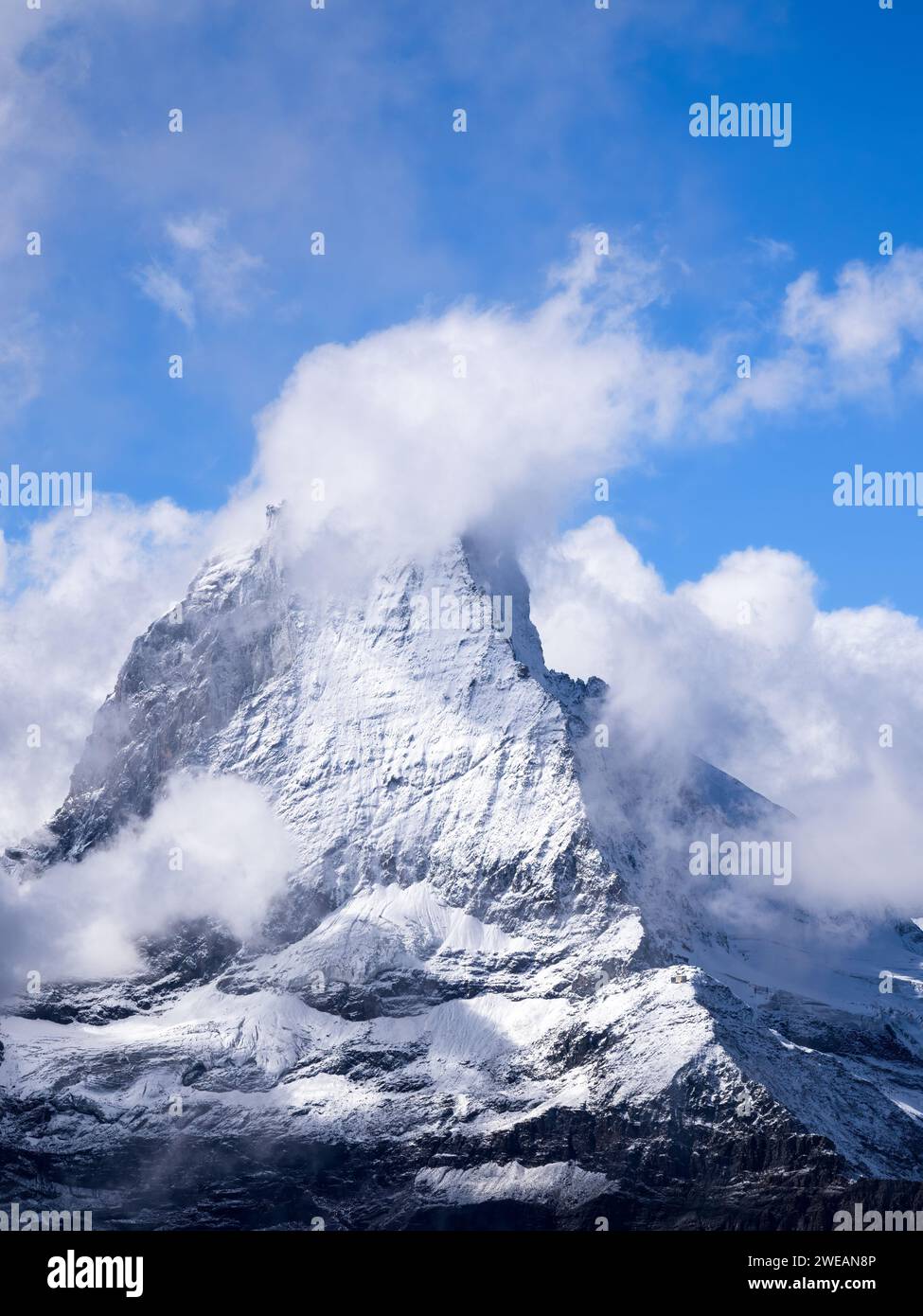 Il Cervino è una montagna delle Alpi, a cavallo del principale spartiacque e confine tra Italia e Svizzera. E' un grande, quasi simmetrico Foto Stock