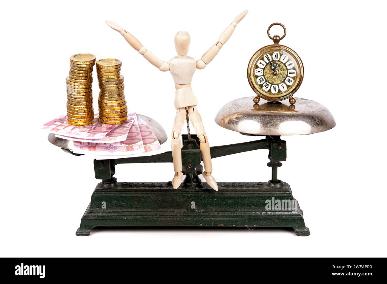 Una scala di travi confronta il peso del denaro con il peso del tempo, lo stress di confronto e la vita sana, il lavoro rispetto al tempo libero Foto Stock