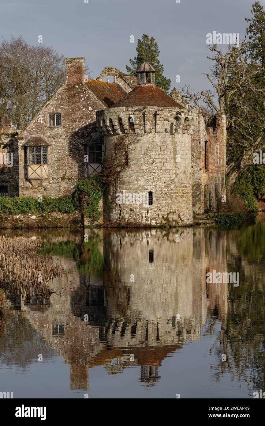 Rovine del castello di Scotney con riflessi d'acqua, Lamberhurst, Kent, Regno Unito Foto Stock