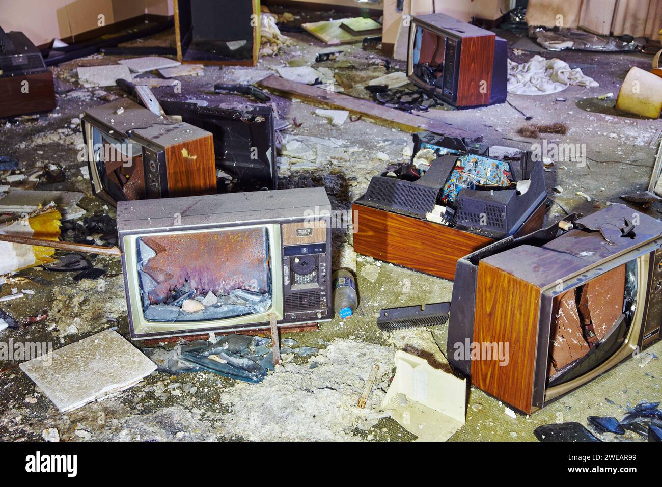 TV d'epoca nell'hotel abbandonato - retro degrado e negligenza Foto Stock