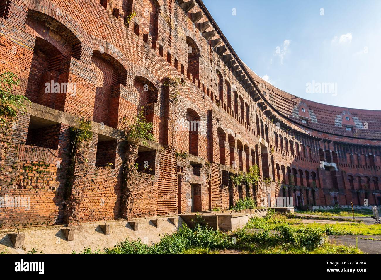Cortile della sala dei Congressi (Kongresshalle) a Norimberga, in Germania, un vasto edificio destinato a servire come centro congressi per il partito nazista. Foto Stock