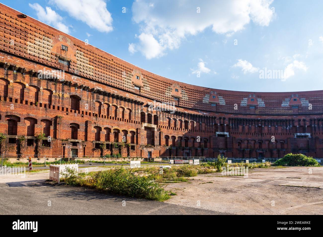 Cortile della sala dei Congressi (Kongresshalle) a Norimberga, in Germania, un vasto edificio destinato a servire come centro congressi per il partito nazista. Foto Stock