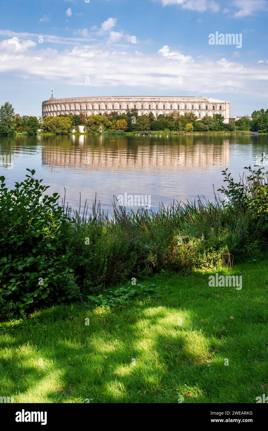 La sala dei Congressi (Kongresshalle) sullo stagno Dutzendteich a Norimberga, un vasto edificio destinato a servire come centro congressi per il partito nazista. Foto Stock