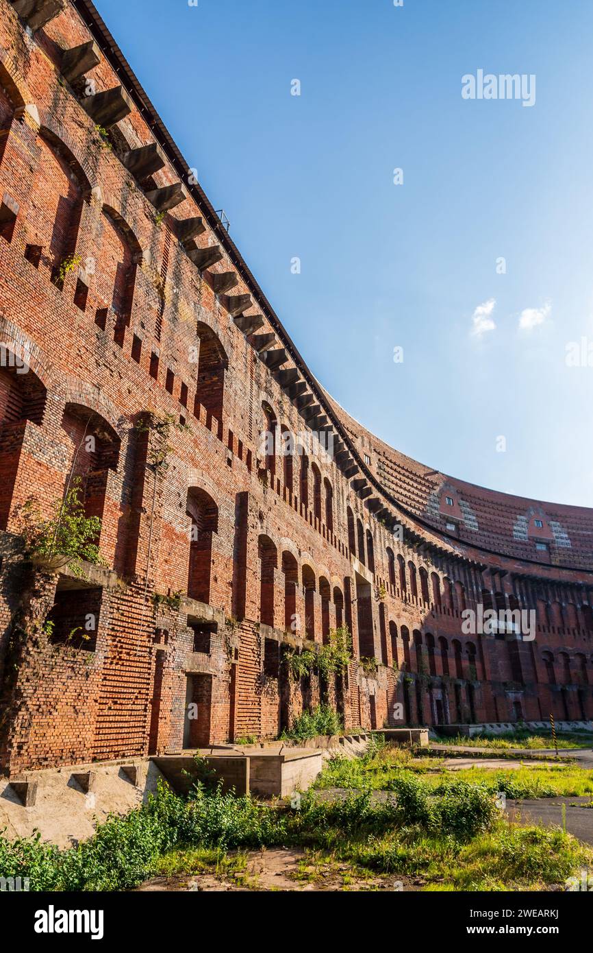 Cortile della sala dei Congressi (Kongresshalle) a Norimberga, in Germania, un vasto edificio destinato a servire come centro congressi per il partito nazista. Foto Stock