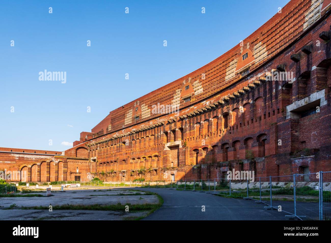 Cortile della sala dei Congressi (Kongresshalle) a Norimberga, in Germania, un vasto edificio destinato a servire come centro congressi per il partito nazista. Foto Stock