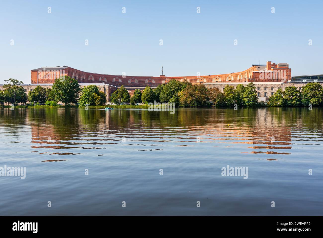 La sala dei Congressi (Kongresshalle) sullo stagno Dutzendteich a Norimberga, un vasto edificio destinato a servire come centro congressi per il partito nazista. Foto Stock
