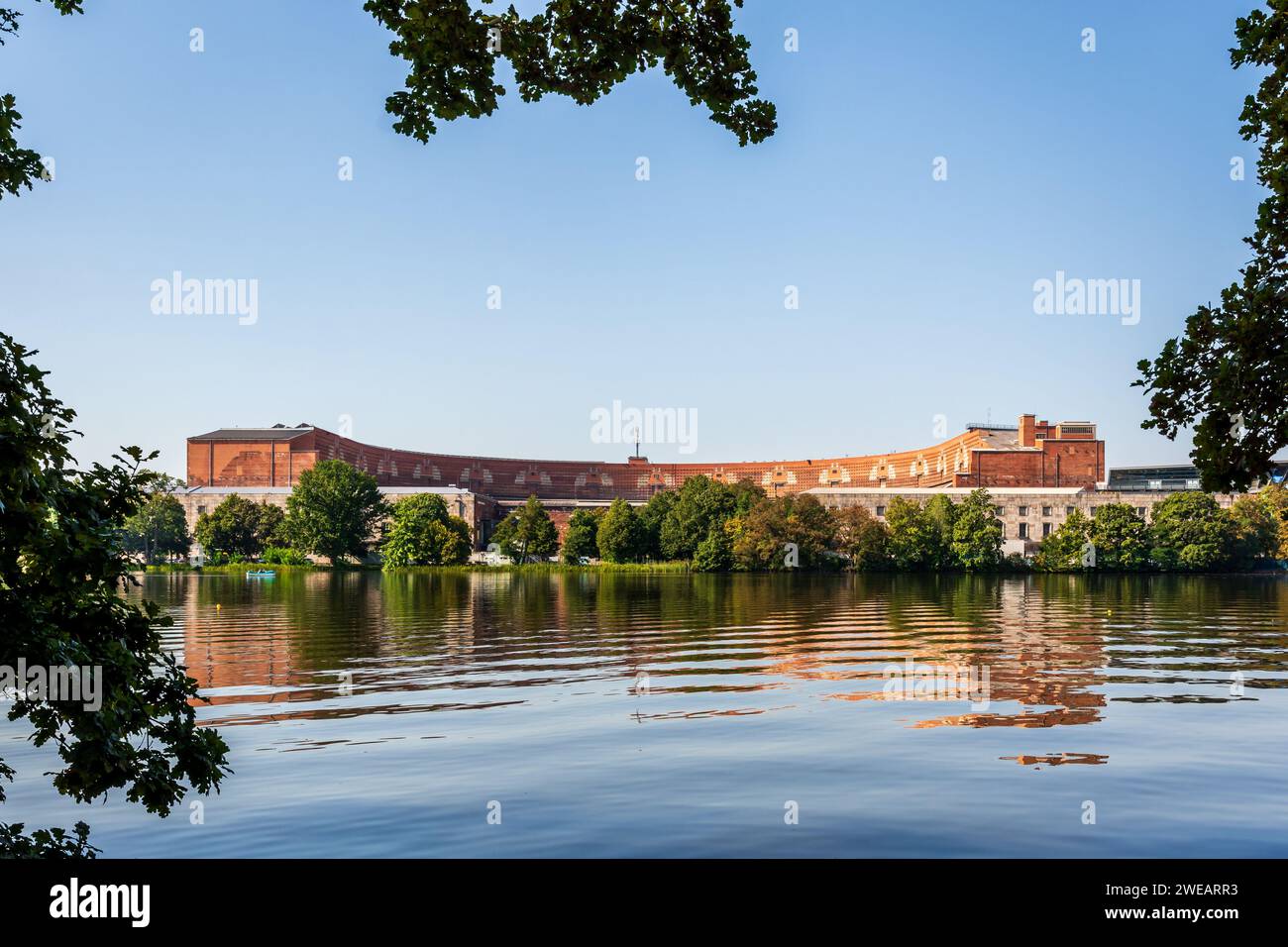 La sala dei Congressi (Kongresshalle) sullo stagno Dutzendteich a Norimberga, un vasto edificio destinato a servire come centro congressi per il partito nazista. Foto Stock