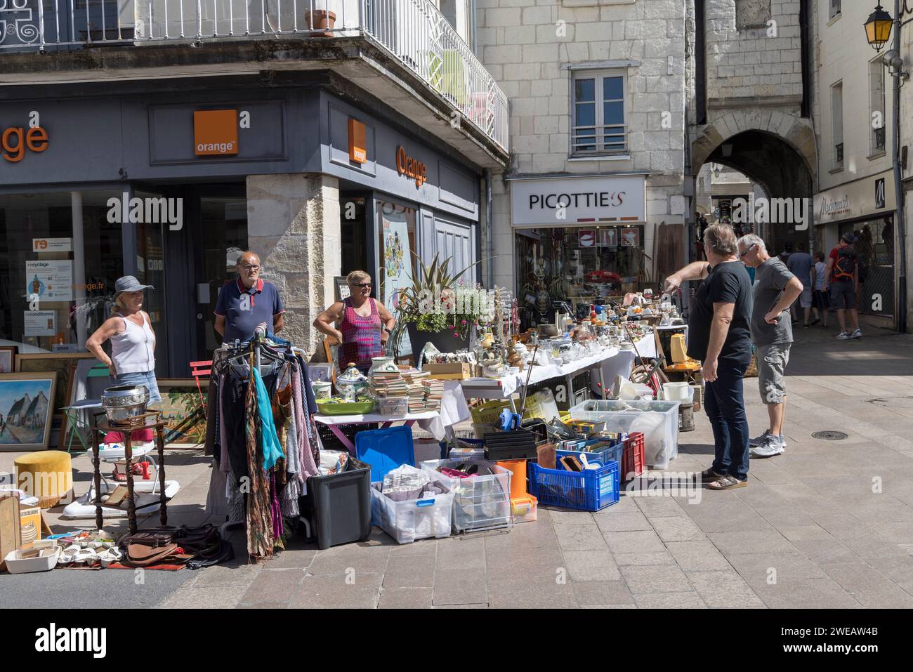 Mercato di strada domenicale, Loches; Indre-et-Loire; Francia centrale Foto Stock
