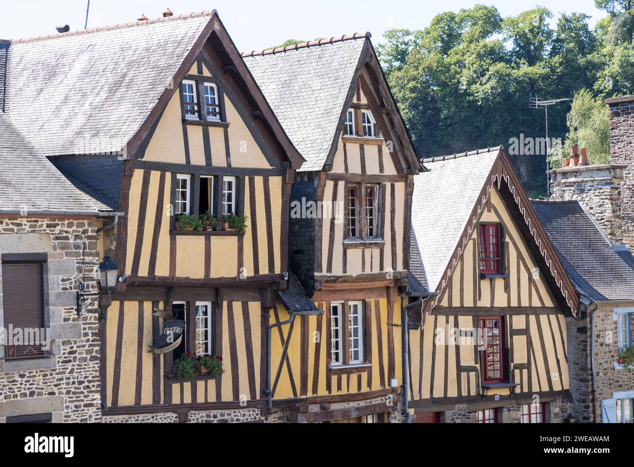 Edifici in legno per metà, Fougeres, Ille-et-Vilaine, Bretagna, Francia Foto Stock